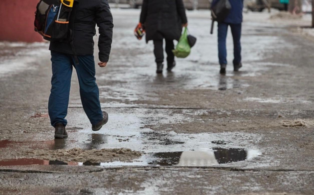 В Новосибирске буду сыпать меньше песка и реагентов на дороги зимой. Об этом сообщил мэр города на оперативном совещании муниципалитета.  Надо чистить дороги до асфальта, использовать песок хорошего качества с крупной фракцией и только на уклонах и тротуарах. Мы проанализировали ситуацию по травматизму, переломов стало меньше после того, как мы начали лучше убирать и чистить улицы,  — сообщил Максим Кудрявцев.  Ежегодно в областной столицы на дороги посыпают 80 тысяч тонн различных материалов.  #новосибирск