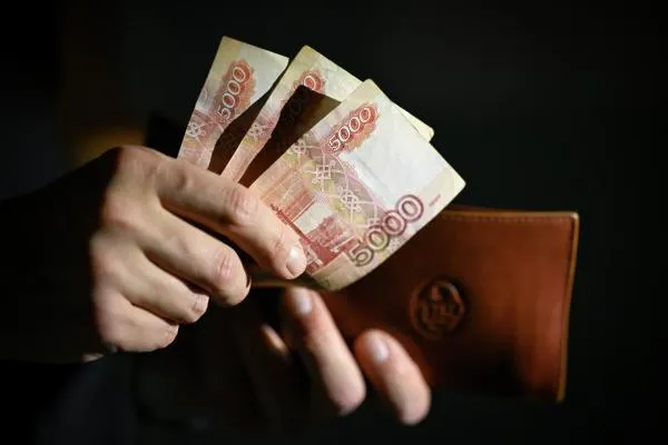 Мужчина похитил более 400 тысяч рублей из монастыря в Тверской области 46 летний житель Осташкова задержан сообщили в региональном управлении МВД Выяснилось что злоумышленник ранее работал при мужском монастыре Нило Столобенская пустынь По имеющейся информации он воспользовался дубликатом ключей в отсутствие посторонних лиц проник в помещение чтобы похитить деньги рассказали представители ведомства Подписаться на Говорит Москва Telegram VK MAX