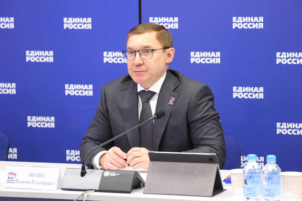 Владимир Якушев По объектам образования которые заявлены на этот год нужно сделать всё для ввода в эксплуатацию до 31 декабря Секретарь Генсовета Единой России на всероссийском штабе по программам капремонта и строительства школ и детсадов подчеркнул что объекты должны вводиться в срок и без нарушений Где торги по каким то причинам не состоялись и на них не вышли подрядчики нужно проводить работу стимулировать подрядчиков По объектам которые запланированы и прозвучали сейчас на нашем совещании которые регионы показывают в отчетной документации Министерству просвещения что они будут сданы до 31 декабря мы должны сделать все чтобы были сданы Коллеги настраиваю всех на серьезную работу подчеркнул секретарь Генсовета