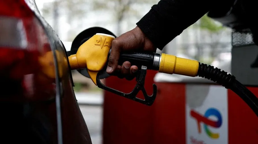 Посольству России во Франции заблокировали карты для оплаты бензина Посол РФ во Франции сообщил о блокировке карт посольства для оплаты топлива Он заявил что до 2022 года таких проблем не было передает ArbatMedia По словам Алексея Мешкова ограничения появились с подачи бельгийского банка После этого сотрудники дипмиссии попытались провести оплату через французский банк однако там также отказали Это прецедент буквально этой недели потому что до этого даже начиная с 2022 года никогда проблем с этой точки зрения не было отметил Мешков Посол назвал блокировку карт существенным ударом учитывая высокую стоимость топлива в Европе Он добавил что трудности с обслуживанием счетов посольства по его оценке носят практически перманентный характер В феврале 2025 года сообщалось что французские власти заблокировали счета Русского дома в Париже Позднее Минфин Франции смягчил меры разрешив проводить жизнеобеспечивающие платежи Прислать новость