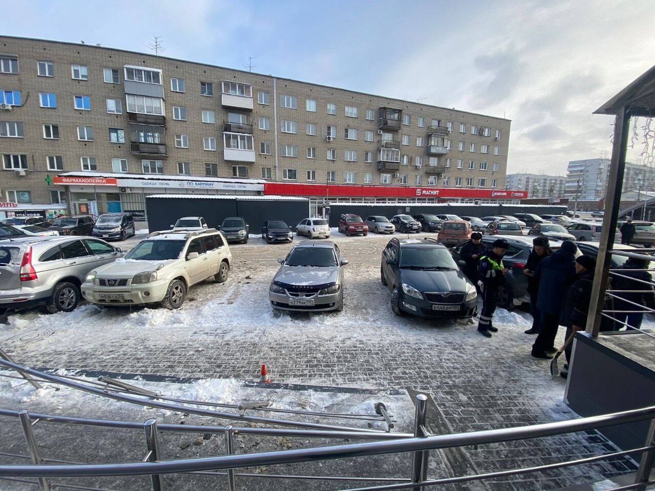 Перепутал педаль газа с педалью тормоза или просто неадекватный – новосибирские полицейские выясняют обстоятельства ДТП на парковке торгового центра. Днём 5 декабря водитель «Шкоды» наехал на пожилую пару и проломил ограждение ТЦ «Роща», попутно задев «Ниссан». Пострадавшим пешеходам потребовалась медпомощь.