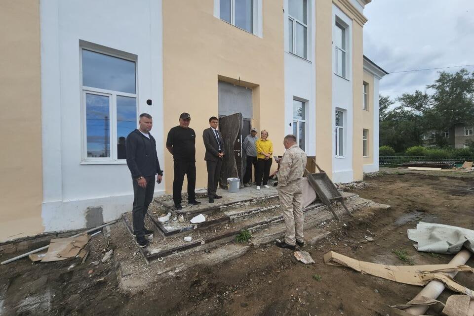 Гурулев просит 2 млн рублей на благоустройство школы в Борзе  Во время рабочей поездки депутат Госдумы Андрей Гурулев посетил школу №41 в Борзе, где оценил ход капитального ремонта.    Работы идут по графику, завершение запланировано на 15 августа. Однако проект не включает благоустройство территории — нет асфальта во дворе, дорожек и других внешних элементов.    По итогам визита депутат обратился к губернатору Александру Осипову с просьбой выделить 2 млн рублей на завершение работ:  «Завершить капитальный ремонт только внутри здания — недостаточно», — отметил парламентарий.  ZAB.RU