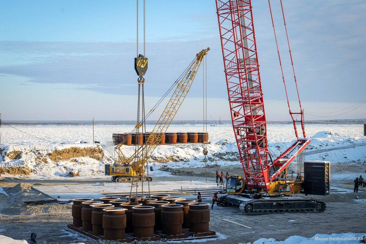 На стройке Ленского моста начали формировать центральный пилон На строительстве Ленского моста в Якутии началась установка первых элементов центрального коффердама Работы ведутся в зимних условиях и идут круглосуточно Ленский мост один из самых сложных инфраструктурных проектов современной России а наплавные коффердамы будут применены впервые в отечественном мостостроении Благодаря поддержке Президента России Владимира Путина и решениям Правительства страны он включён в национальный проект Инфраструктура для жизни ulusmedia Читайте нас в MAX