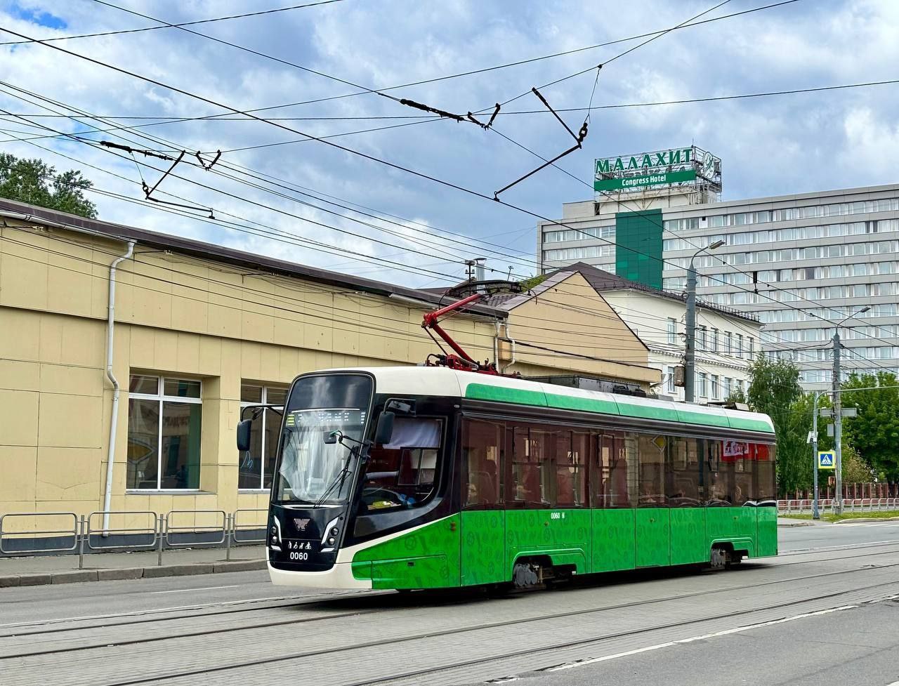 В связи с обустройством новых остановочных платформ временно перенесены остановки Омская и Дорожная больница Омская в направлении Областной больницы за перекрёсток улиц Омская Блюхера Омская в направлении центра за перекрёсток Омская Блюхера Дорожная больница в направлении центра за перекрёсток Блюхера Доватора Просим пассажиров быть внимательными и планировать свой маршрут заранее chelget