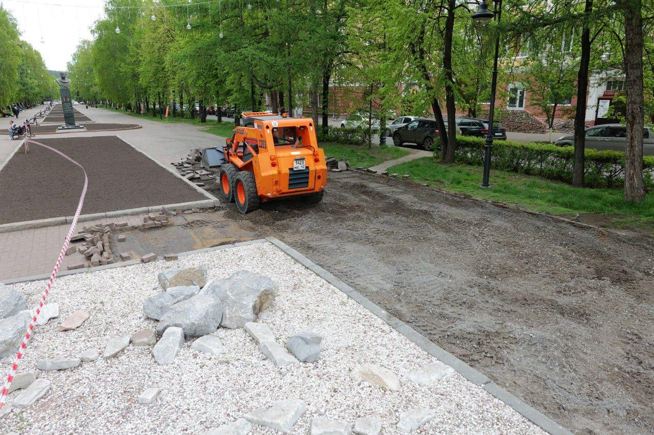 Напротив драмтеатра в Кемерове начался ремонт пешеходной зоны  В рамках второго этапа ремонта на аллее в бульварной части заменят тротуарную плитку. Подрядчик приступил к демонтажу старого покрытия.   Вести-Кузбасс