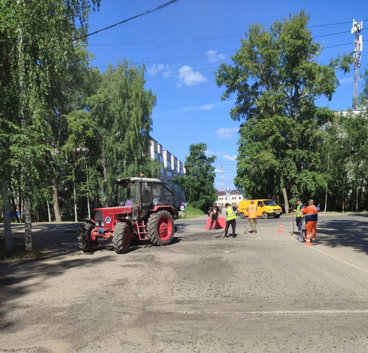 В Емве приводят в порядок дорожную систему города. За это лето отремонтировали проблемные участки на двух крупных улицах: Коммунистическрй и Сенюкова. Также работы ведутся на улице Гущина. До 30 сентября, кроме указанных выше дорог, планируют провести ремонт улиц Совхозной и Заовражной. Такого массового обновления дорог в городе не видели десятилетиями.