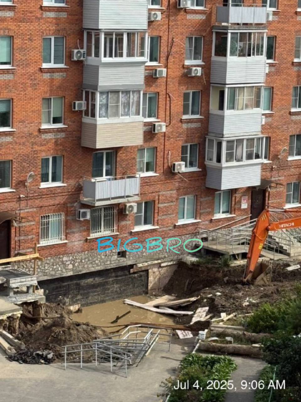 Осадки скоро похоронят дом: местные просят навсегда закрыть вопрос с растущей ямой на Крещенской 2 После дождей жители дома по улице Крещенская, 2, возле конечной остановки 23 маршрута, пытаются не упасть в ямищу прямо перед выходом из подъезда. Сам дом свежий - 2017 года постройки. Раньше на этом месте был овраг, в который после дождей стекала вода со всех окрестностей. И он постоянно дает о себе знать. Здесь протекает подземный источник, который не убрали в трубу. Раз в год провал засыпают песком, щебнем и асфальтом, но с каждым годом ситуация все хуже. В данный момент мы уже просто опасаемся за жизнь и здоровье жильцов, особенно детей. При этом управляющая компания не считает ситуацию критичной. / реклама