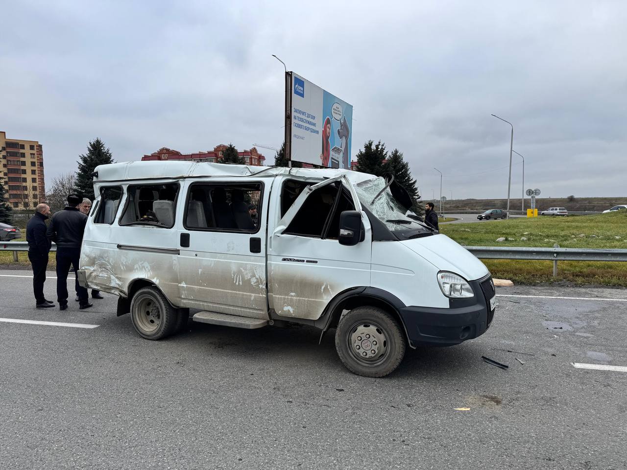 Четверо детей и воспитатель пострадали в ДТП в Ингушетии Микроавтобус в котором они ехали столкнулся с машиной а потом перевернулся сообщили в управлении Следкома по региону По данным минздрава Ингушетии с места происшествия всех привезли в детскую больнице Состояние пострадавших оценивается как стабильное Педагога готовят к переводу в республиканскую больницу для оказания специализированной помощи дети остаются под наблюдением врачей и получают всё необходимое лечение добавили в ведомстве Прокуратура республики проводит проверку и выясняет все обстоятельства ДТП Подписывайтесь на нас во ВКонтакте и в Одноклассниках чтобы быть в курсе самых интересных новостей Кавказа Подписывайтесь на телеграм канал АиФ Северный Кавказ