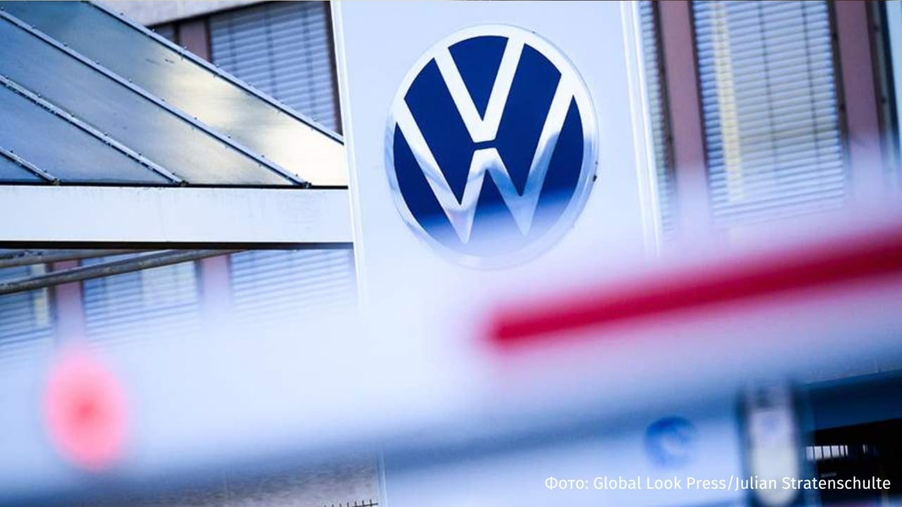 Чистая прибыль Volkswagen упала на 30,6% в 2024 году, сообщила газета Bild. Автоконцерн в 2024 году заработал 12,3 млрд евро против 17,8 млрд годом ранее.  "Хотя оборот в прошлом году немного вырос и составил 324,7 млрд евро  + 1% , прибыль после уплаты налогов резко упала", — говорится в сообщении издания.   Всего немецкий производитель продал 9 млн автомобилей, что на 2,3% меньше, чем в 2023-м.   В сентябре сообщалось, что Volkswagen впервые в своей 87-летней истории рассматривает возможность закрытия заводов в Германии. Это спровоцировало забастовки сотрудников.   В декабре агентство Bloomberg рассказало, что автоконцерн и профсоюзы близки к достижению соглашения. По данным агентства, среди мер снижения расходов рассматривается перенос производства Volkswagen Golf в Мексику и сокращение мощностей за счет сворачивания выпуска электромобилей в немецком Цвиккау.  В начале марта газета Politico заявила, что немецкие автопроизводители могут столкнутся с сокращением продаж, а также со снижением прибыли на фоне 25% пошлин США в отношении Мексики.       Отправить новость