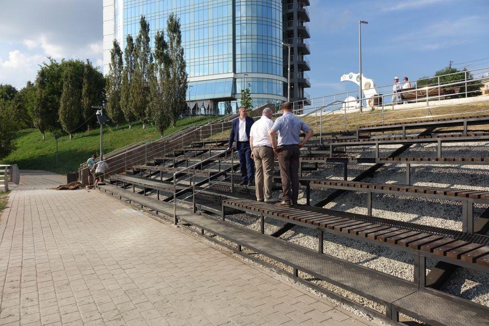 В парке имени Кирова продолжают благоустройство.   Завершается укладка брусчатки на новых пешеходных дорожках, готовится площадка для выгула собак с тренировочными элементами. Скоро откроется зона для занятий йогой из террасной доски.   Также появится новая детская площадка с резиновым покрытием. У нижнего пруда уже установили амфитеатр и смотровую площадку. В ближайшее время в парке высадят деревья, кустарники и многолетние цветы.