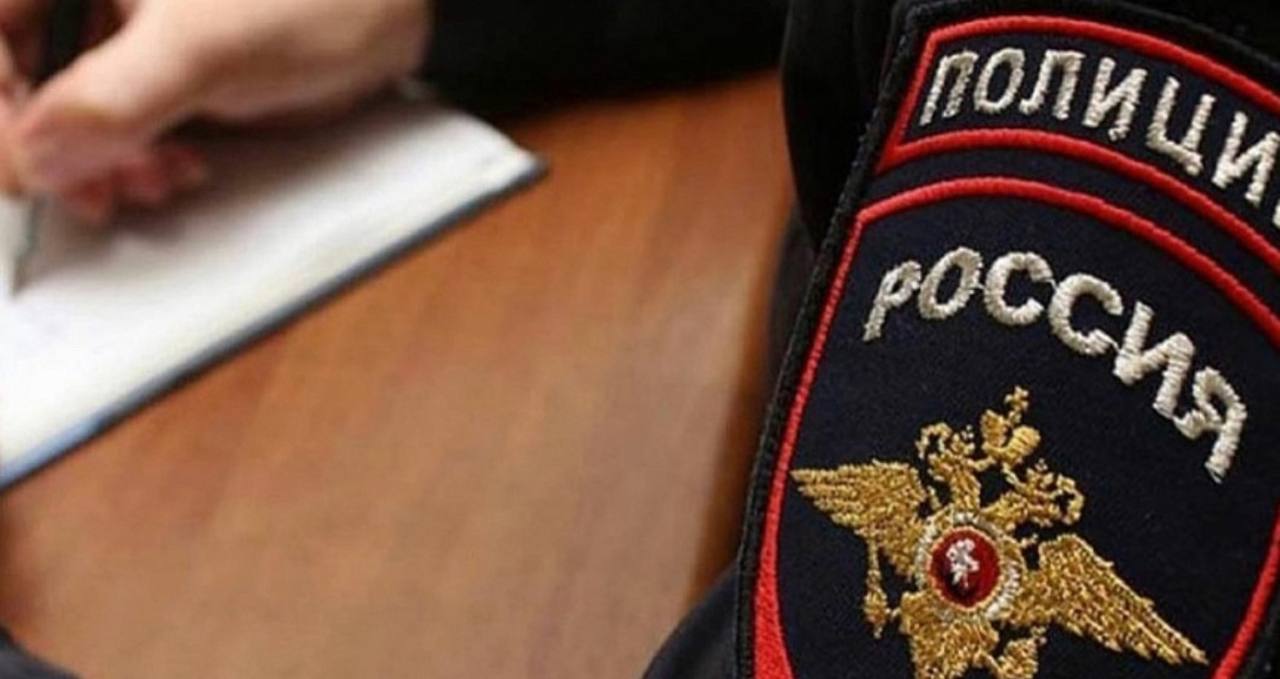 В Новороссийске возбуждено уголовное дело в отношении автоугонщика В полицию с сообщением об угоне автомобиля «БМВ» обратился житель Новороссийска. Мужчина пояснил, что оставил иномарку в автомастерской, однако на следующий день работник сервиса сообщил о пропаже автомобиля. Прибывшие на место происшествия сотрудники полиции установили, что один из механиков не явился на работу и не отвечает на звонки. Также полицейские составили ориентировку на розыск транспортного средства и передали всем дежурным нарядам. По полученной ориентировке автоугонщика задержали сочинские полицейские на контрольном посту полиции «Магри» в Лазаревском районе города-курорта. Задержанным оказался 26-летний приезжий из Сахалинской области, работающий в автомастерской Новороссийска. Мужчину доставили в отдел полиции города-героя для дальнейшего разбирательства. Отделом дознания УМВД России по городу Новороссийску в отношении мужчины возбуждено уголовное дело по признакам преступления, предусмотренного частью 1 статьи 166 УК РФ неправомерное завладение автомобилем или иным транспортным средством без цели хищения . Санкции указанной части статьи предусматривают максимальное наказание в виде лишения свободы на срок до пяти лет. Полицейские изъяли похищенный автомобиль и вернули законному владельцу. Пресс-служба УМВД РФ по г. Новороссийску