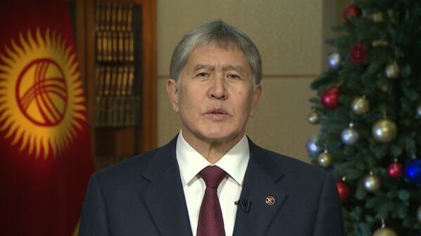 Новогодний подарок от Садыра Жапарова Атамбаеву его лишили всех госнаград забрали звание Кыргыз Республикасынын Баатыры орден Манас II степени орден Данакер и медаль Данк Прежние указы о награждении Атамбаева аннулированы а судебным исполнителям поручено изъять их и передать их в фонд госнаград СЕЙЧАС KG I   Прислать новость