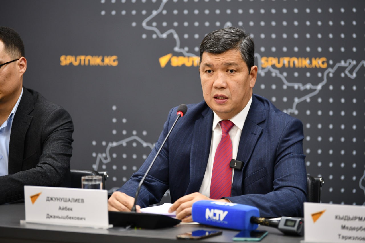 Жилые дома и строения попавшие в зеленые зоны по проекту нового генплана сноситься не будут заявил мэр Бишкека на брифинге в нашем пресс центре Айбек Джунушалиев призвал горожан не поддаваться панике Есть ряд документов в которые долгие годы не вносились изменения поэтому некоторые территории рассматриваются в проекте генплана как свободные Но это не значит что дома будут сноситься Никаких сносов не будет для этого нет законных оснований Люди живут там долгие годы Наоборот проект будет корректироваться в соответствии с фактической ситуацией Не нужно с кем то договариваться идти на поводу у спекулянтов Ваши дома останутся заверил он Sputnik Kyrgyzstan