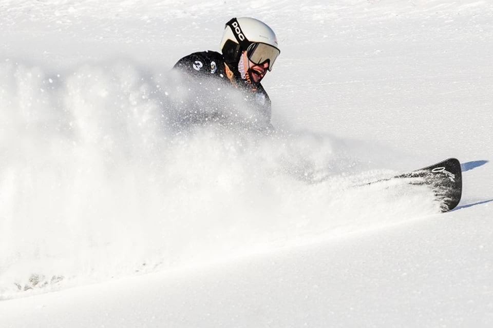 Камчатка на мировом пьедестале Камчатский спортсмен Иван Кузнецов взял бронзу на международных соревнованиях по горнолыжному спорту во Франции Он стал третьим в слаломе гиганте на стартах под эгидой FIS Для Ивана это удачное начало сезона на международной арене А для нас приятный повод порадоваться Дальний Восток уверенно едет в мировые призёры Мы в МАХ