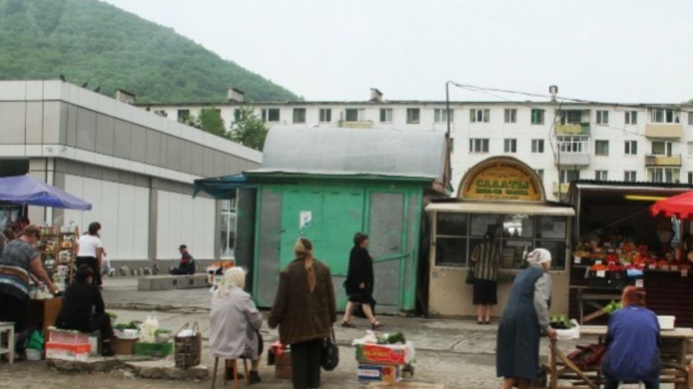 Штрафы за незаконные павильоны в Приморье резко вырастут В Приморском крае существенно повысят штрафы за торговые павильоны и ларьки установленные с нарушениями Как пояснил заместитель председателя профильного комитета Законодательного Собрания Сергей Ищенко нелегальные киоски и павильоны портят облик городов мешают проезду спецтехники в чрезвычайных ситуациях и часто нарушают нормы пожарной безопасности экологии и благоустройства Прежние штрафы по мнению властей были слишком низкими и не останавливали недобросовестных бизнесменов от повторных нарушений В официальном телеграм канале ЗС ПК на его страницах в Одноклассниках и ВКонтакте депутаты действующего седьмого созыва рассказывают о своей деятельности Посмотреть видео с комментариями народных избранников можно и на RUTUBE vmfareast