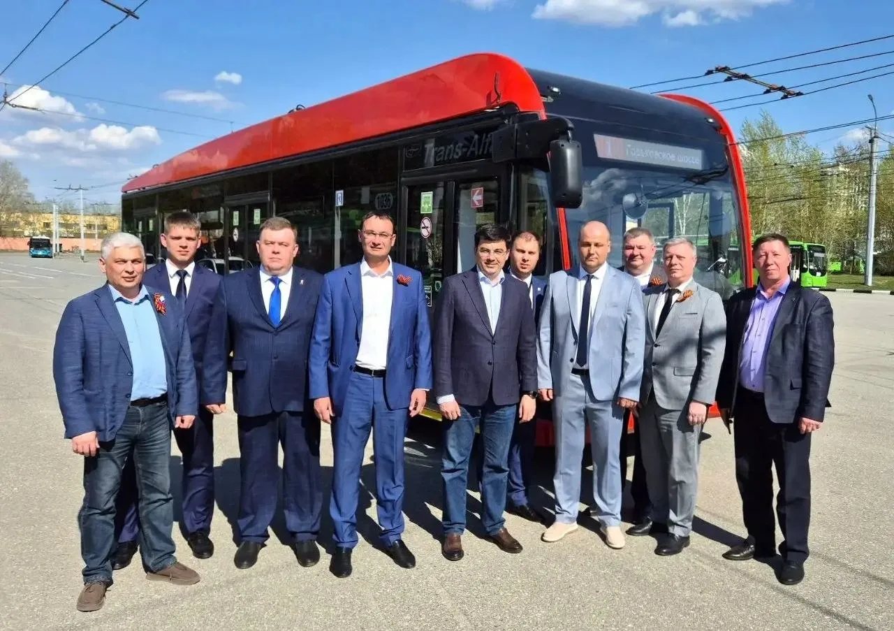 В Казани протестируют еще один троллейбус с автономным ходом На маршруты 7 мая выйдет троллейбус от Вологодского производителя Транс Альфа Он вмещает до 86 пассажиров в салоне есть видеомониторы и точки с USB разъемами Тестировать его будут на маршрутах 1 3 5 и 8 сообщили в Метроэлектротрансе Встречаемся в МАКС