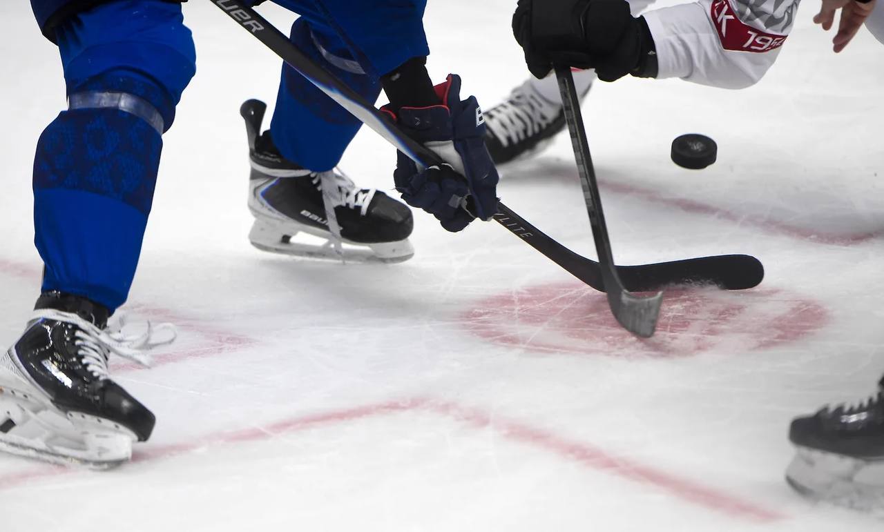 Трактор разгромил Ладу в матче КХЛ Челябинский Трактор 25 декабря одержал победу над тольяттинской Ладой в матче регулярного чемпионата Континентальной хоккейной лиги КХЛ со счетом 6 1 Встреча проходила на стадионе Лада Арена в Тольятти Иван Романов на 57 й секунде первого периода вывел хозяев вперед В дальнейшем Трактор забросил шесть шайб в ответ Следующий матч Лада проведет 28 декабря в гостях против Авангарда Трактор 27 декабря встретится с Ак Барсом в Казани Лада с 25 очками занимает 10 е место в турнирной таблице Западной конференции КХЛ kommersant volga