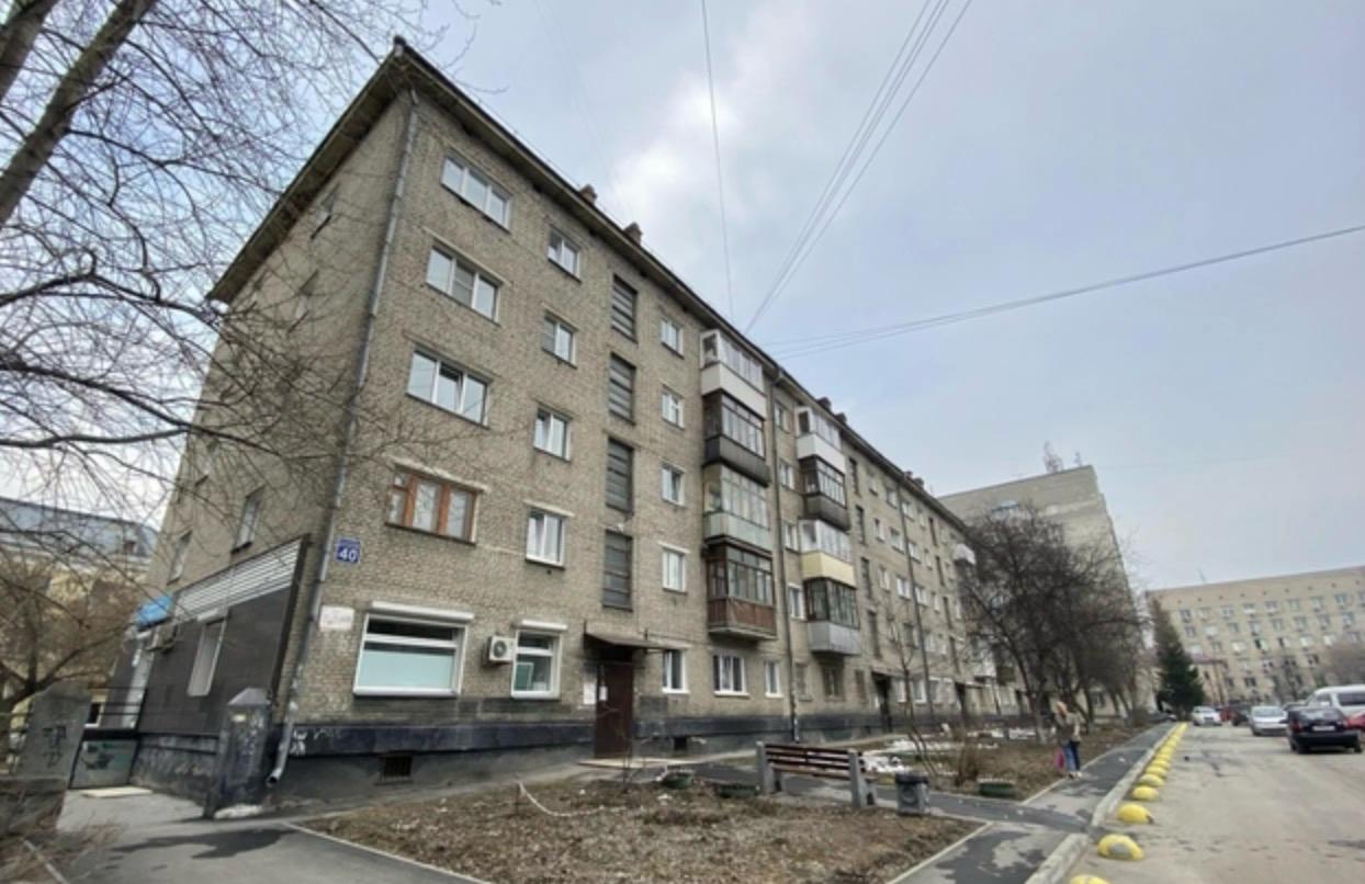 В Новосибирске хотят ввести режим повышенной готовности на территории пятиэтажного дома возле парка «Сосновый бор». Информация об этом появилась на сайте муниципалитета. Решим повышенной готовности хотят ввести из-за переодических подтоплений домов №40 и 57 по улице Театральная из-за разрушенной ливневой канализации. Сейчас МКУ «Гормост» должен заняться обследованием ливневой канализации, выявить возможность ее ремонта, реконструировать водоприемную камеру, а также найти решения по устранению затоплений придомовых территорий. Все работы проконтролирует департамент дорожно-благоустроительного комплекса мэрии. #новосибирск