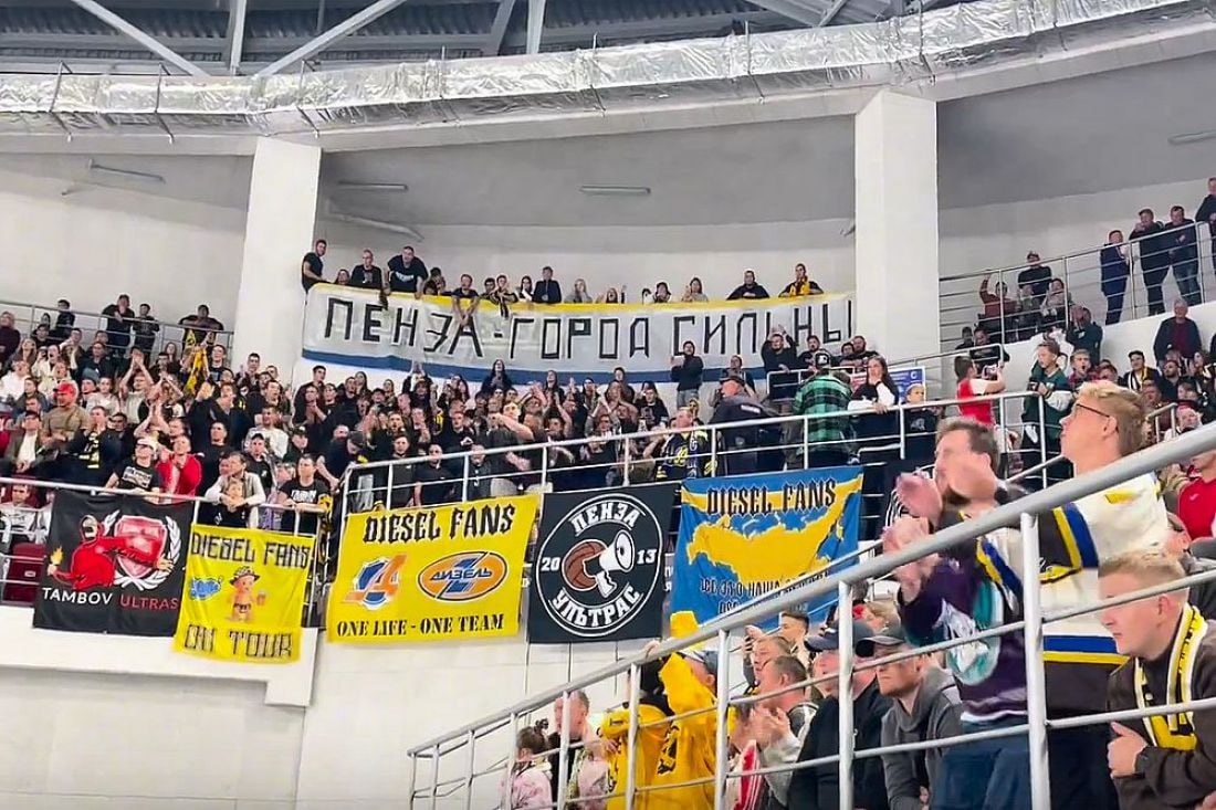Пензенский Дизель победил в стартовом матче чемпионата ВХЛ 2 сентября открыл новый сезон Всероссийской хоккейной лиги пензенский Дизель Команда Дмитрия Шандурова встречалась с саратовским Кристаллом и уверенно выиграла Прошло ровно три минуты с начала игры когда Данила Попов забросил первую шайбу в ворота гостей реализовав численное большинство На исходе 9 й минуты матча точный бросок удался Александру Борисенкову Во втором периоде Дизель на радость заполнившим трибуны болельщикам закрепил успех Тимур Закиров и Максим Колмыков установили окончательный счет 4 0 убедительная победа пензенской команды Теперь ей предстоит выездная игра в Москве 7 сентября Дизель встретится со столичной Звездой Подписаться на Пенза Взгляд