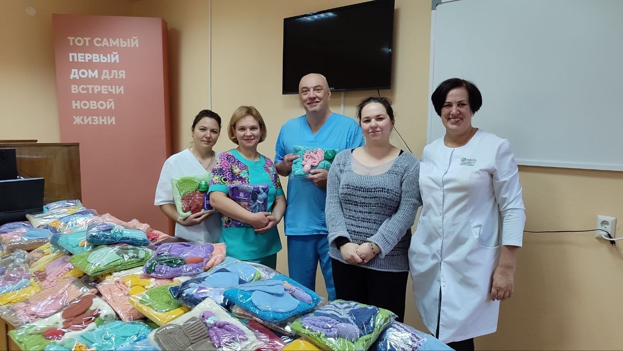 Волонтеры Кинешемского района присоединились к благотворительной акции Благотворительная акция Нить добра вяжем для недоношенных малышей прошла в Кинешме Благодаря совместным усилиям волонтеров создано и передано в медицинские учреждения 25 детских комплектов В каждый из них вошли плед шапочка и носочки С особым трепетом связано 80 игрушек чтобы надежные друзья поддерживали малышей и отгоняли тревогу Мероприятие призвано окружить детей борющихся за жизнь не только медицинской помощью но и теплом настоящих объятий Акция приурочена к 17 ноября Международному дню недоношенного ребенка и реализована в рамках проекта Месяц добрых дел Сайт   ivteleradio ru Бот обратной связи в ТГ ivteleradio feedback bot