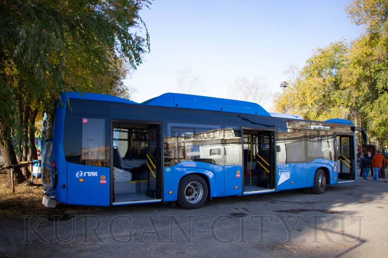 В курганских автобусах с 1 ноября стоимость проезда составит 39 рублей Это касается маршрутов работающих по регулируемому тарифу Как сообщили в администрации города стоимость поезда пересмотрена в связи с обращением перевозчиков Они отмечают рост затрат на обслуживание автобусов а также расходов на оплату труда водителей и кондукторов При этом для граждан сохраняются все льготные программы Школьники из многодетных семей продолжат пользоваться возможностью бесплатного проезда к месту обучения и обратно расходы на себя берёт областной бюджет В администрации напомнили что при поддержке региона Курган продолжает обновлять городской общественный транспорт В этом году автобусный парк областного центра пополнится еще 88 новыми автобусами 21 из них уже пришёл