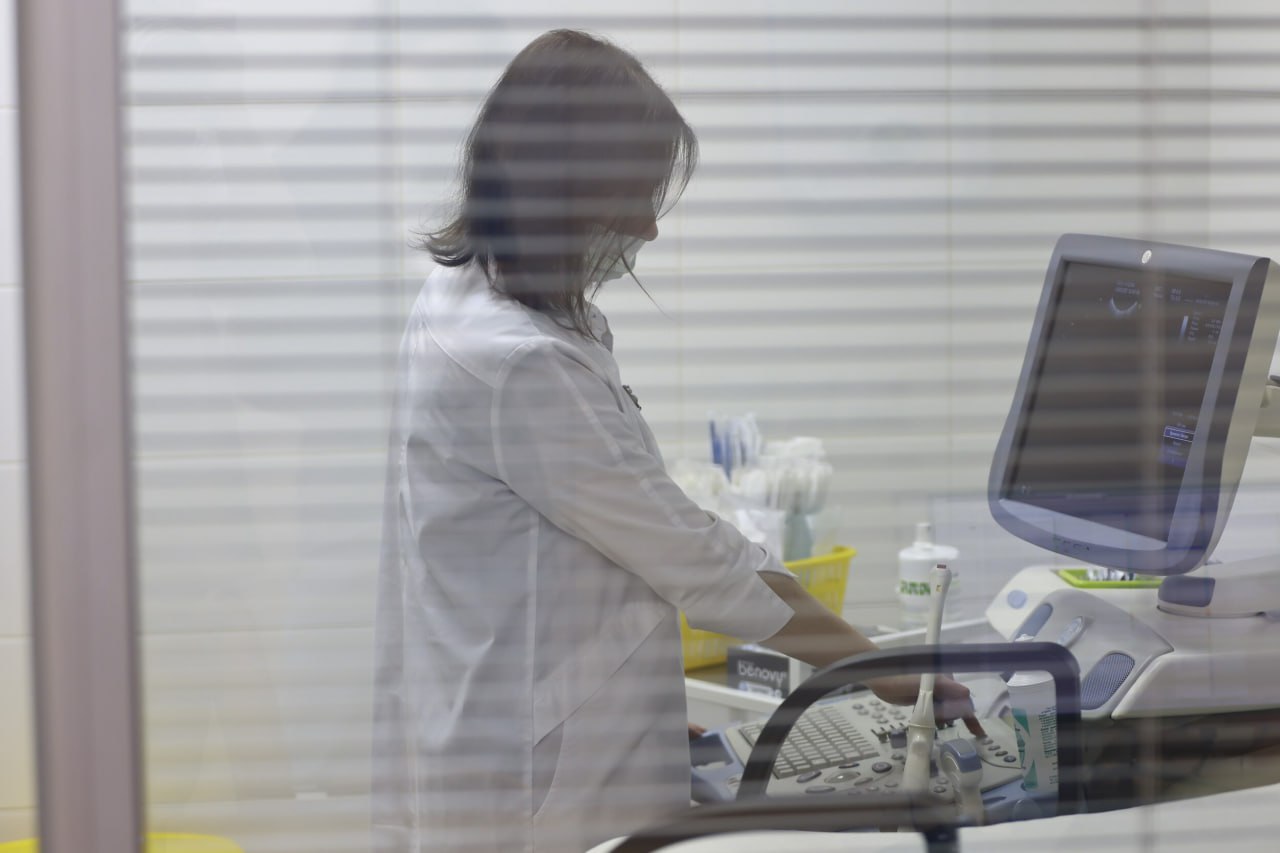 В Татарстане хотят снизить число абортов До 2030 года число женщин сохранивших беременность после обращения в медучреждение должно вырасти до не менее 75 Об этом говорится в постановлении Кабмина республики Помимо этого планируется что до 40 женщин будут отказываться от аборта после доабортного консультирования   Вечерка в MAX в Telegram