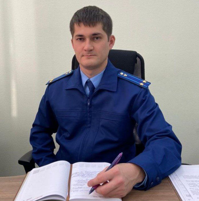 Прокурор города Артёма Андрей Камболин досрочно - на два года раньше срока - покинул своё кресло, которое он занял в апреле 2022 года. Причину отставки прокурора Артёма в прокуратуре Приморского края называть не стали. Это первый случай в истории городской прокуратуры, когда прокурор без скандала уходит, не отработав полный срок. Ничем примечательным Андрей Камболин для артёмовцев не запомнился. Не считая его выездов на аварии на системах водоснабжения. Все остальные актуальные проблемы - регулярные энергоаварии, каждодневные плановые отключения электроэнергии, хронический невывоз мусора и т.п. - проходили мимо внимания городской прокуратуры, пока ею руководил Андрей Камболин. По крайней мере, жителям Артёма о каких-либо мерах прокурорского реагирования известно не было. Ранее, в 2024 году, также досрочно освободил кресло начальника Отдела МВД России по городу Артёму Анатолий Захарчук. В отношении главного полицейского Артёма было возбуждено уголовное дело из-за превышения должностных полномочий.
