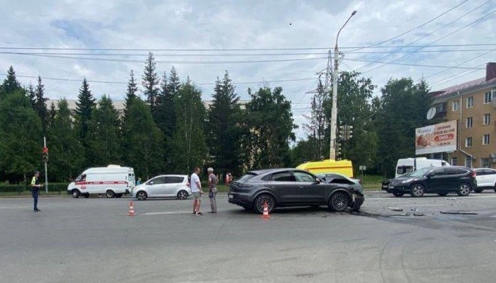Пострадали молодые медики: в Омске столкнулись «порше» и «скорая помощь» Сегодня около 12:40 на перекрестке Красного Пути и 6-й Северной в Омске столкнулись автомобиля скорой медицинской помощи и легковушка. По предварительным данным полиции, виноват в аварии 65-летний водитель скорой. Двигаясь с проблесковыми маячками и включенной звуковой сиреной на зеленый свет светофора, он врезался в Porsche Cayenne, которым управлял 41-летний мужчина. В аварии пострадали медработники, которые ехали в скорой - 28-летняя женщина и 24-летний мужчина. Как сообщает прокуратура, тяжесть их травм пока не оценили. Правоохранители разбираются в обстоятельствах и причинах происшествия.