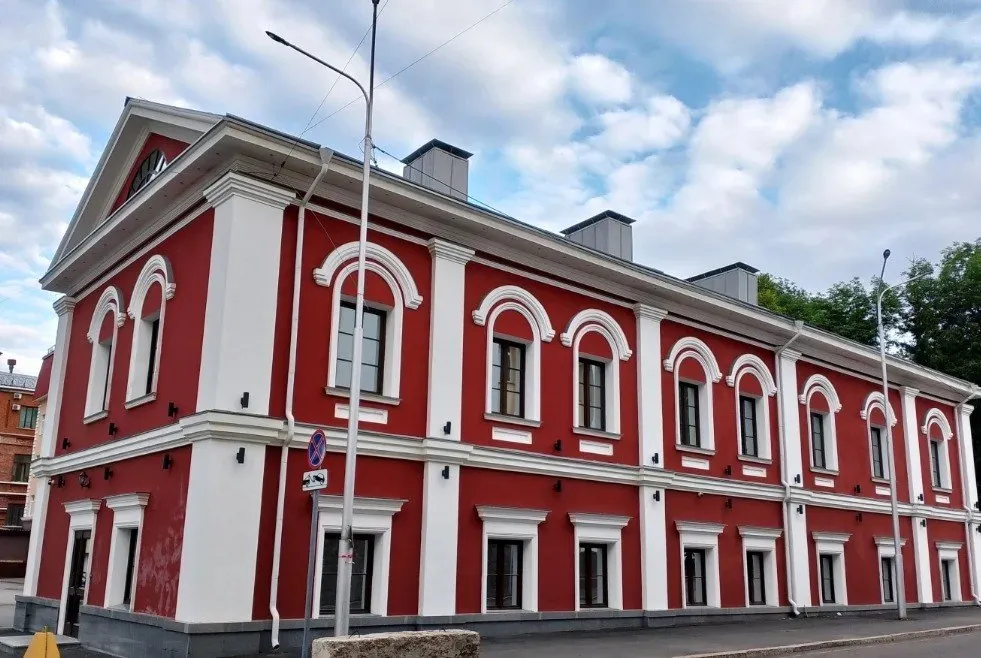 Следком Башкирии оценивает ущерб по делу депутата Дегтева в 257 млн рублей Следственное управление СКР по Башкирии прокомментировало задержание и арест уфимского предпринимателя В релизе не называется его фамилия но очевидно что речь идет о депутате горсовета Уфы Александре Дегтеве По данным следствия он вместе с руководителями АО Башспирт причинил ущерб бюджету республики на 257 млн руб Оперативное сопровождение дела осуществляет УФСБ Башкирии Дегтеву вменяют два эпизода преступлений предусмотренных статьей 160 УК РФ Присвоение совершенное организованной группой в особо крупном размере По версии СК в 2020 2025 годах бизнесмен в сговоре с двумя генеральными директорами АО Башспирт заключил с госкомпанией договоры аренды коммерческой недвижимости Один из эпизодов дела связан с арендой Башспирту этого здания на фото на улице Пушкина в Уфе Подконтрольная Дегтеву фирма Образовательный центр Пушкин занимается управлением коммерческой недвижимостью сдавала какое то время Башспирту в аренду здание на Пушкина 85 1 которое является объектом культурного наследия 1 й губернский музей Сделка заключалась без проведения обязательных конкурсных процедур и оценки рыночной стоимости В результате через подконтрольную обвиняемому структуру бюджету РБ был причинен совокупный ущерб в размере более 257 млн руб рассказали в Следственном управлении СКР по РБ