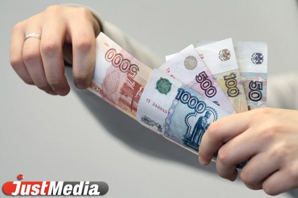 Средняя заработная плата жителей Свердловской области за первые три месяца 2025 года составила 83 тысячи 449 рублей. В промышленности этот показатель выше — 92 895 рублей. В образовании средняя заработная, плата составляет 67648 рублей, в сфере культуры — 81810 рублей и в здравоохранении —78 598 рублей, сообщают в Федерации профсоюзов Свердловской области.   Минимальный размер оплаты труда в Свердловской области —25 806 рублей. Прожиточный минимум для трудоспособного населения — 19 136 рублей.   По данным департамента по труду и занятости населения Свердловской области, уровень регистрируемой безработицы — 0,38%. Количество вакансий – 51 421 единица, безработных — 8164 человек.
