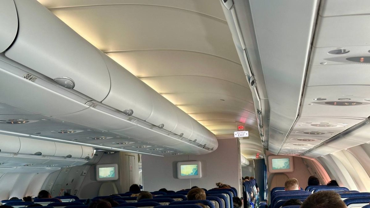 У Boeing 737 над Самарой отказали 7 систем при заходе на посадку Серьезная нештатная ситуация произошла на борту самолета Boeing 737 500 выполнявшего рейс UT 477 из Сургута в Самару При заходе на посадку в аэропорту Курумоч экипаж столкнулся с множественными отказами Предварительный осмотр кабины пилотов проведенный техническими специалистами выявил возможную причину массового сбоя Данный инцидент классифицирован как авиационное происшествие расследованием которого занялась Федеральная служба по надзору в сфере транспорта Росавиация ГТРК Самара MAX lВК lОК lСАЙТ