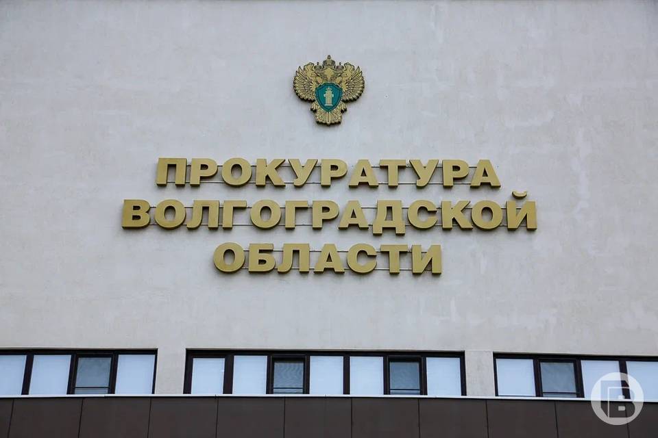 Волгоградцам грозит до 5 лет тюрьмы за незаконный вылов рыбы Прокуратура направила уголовное дело в суд. Двое жителей Иловлинского района Волгоградской области обвиняются в преступлении по ч. 3 ст. 256 УК РФ. Они подозреваются в незаконной добыче водных биоресурсов в составе группы лиц по предварительному сговору. Это нанесло значительный ущерб окружающей среде, сообщают «Городские вести», ссылаясь на облпрокуратуру. Согласно материалам дела, 10 октября 2024 года обвиняемые использовали металлическую лодку с подвесным мотором и рыболовную сеть для вылова 78 экземпляров азово-черноморской шемаи, а также щуки, жереха, густеры и окуней из реки Дон, которая находится на территории природного парка «Донской». В результате их действий окружающей среде был нанесен ущерб на сумму более 430 тысяч рублей. Прокуратура Иловлинского района Волгоградской области направила дело в Иловлинский райсуд для рассмотрения по существу. Максимальное наказание за преступление — лишение свободы на срок до 5 лет.