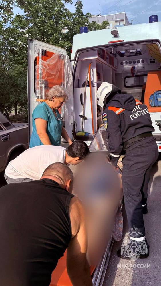 Сотрудники службы спасения оказали помощь 68-летней женщине из Мариуполя. Сегодня в Орджоникидзевском районе у пенсионерки резко ухудшилось состояние здоровья. Спасатели быстро отреагировали на вызов и незамедлительно прибыли на место происшествия. Перенос женщины с восьмого этажа к автомобилю скорой помощи был выполнен с максимальной осторожностью для обеспечения ее безопасности и комфорта. В операции задействовали несколько специалистов и специальное оборудование. Благодаря оперативным действиям спасателей, женщина была доставлена в медицинское учреждение для получения необходимой помощи. Источник: