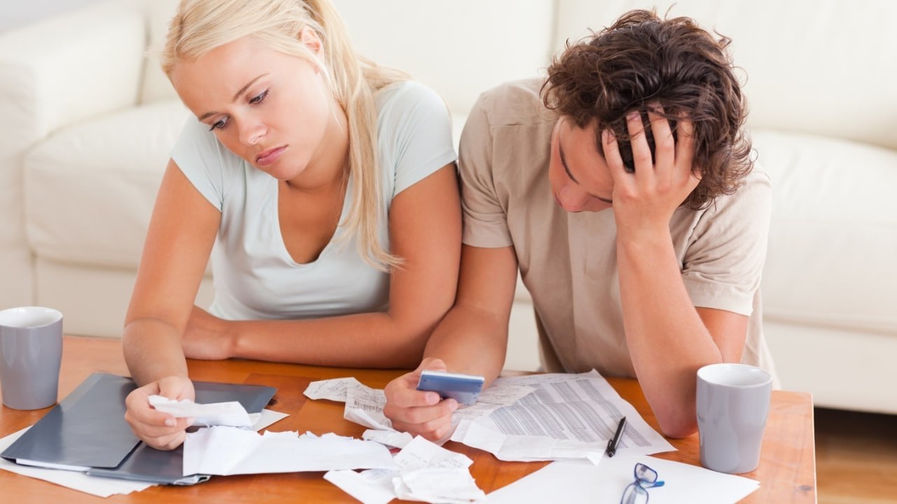 Платежная дисциплина молодежи оказалась хуже чем у старших По итогам 2025 года средний кредитный рейтинг молодых заемщиков до 25 лет заметно снизился на 37 пунктов до 612 баллов следует из данных ОКБ При этом средний кредитный рейтинг среди всех российских заемщиков снизился лишь на 2 пункта до 707 баллов В условиях жесткого регулирования ЦБ направленного на снижение общей закредитованности банки стали активнее работать с заемщиками с минимальной долговой нагрузкой в том числе с молодежью Однако увеличение выдач в этом сегменте привело к росту кредитного риска у молодых заемщиков недостаточно финансовой грамотности и финансовой дисциплины fatcat18