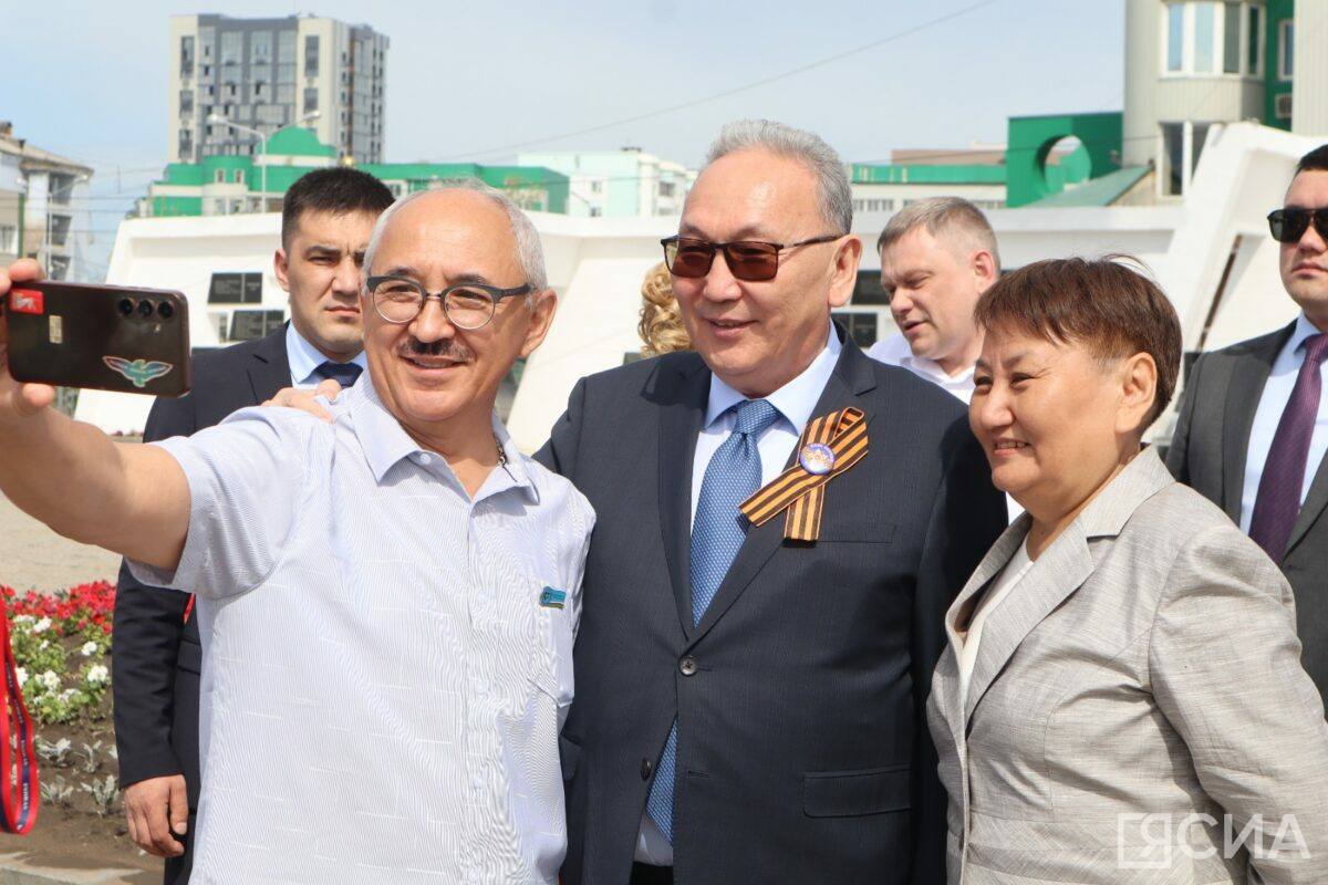 В Дни армейской культуры на площади Победы Якутска возложили цветы якутянам-героям В Дни армейской культуры в Якутске, в четверг, 26 июня, возложили цветы к Мемориальной стене в честь якутян-героев на площади Победы. Представители власти республики, организаций и дети почтили память предков, отдавших жизнь в годы Великой Отечественной войны. «В эти дни Якутск принимает серию мероприятий, организованных министерством обороны России, в том числе Дни армейской культуры. Эта инициатива появилась в прошлом году и была реализована в Санкт-Петербурге, Кызыле и Туле. В этом году Дни армейской культуры проходят в Якутске и Уфе. Это большая честь, так как эти мероприятия несут глубокий смысл, привлекаются лучшие армейские театральные коллективы, которые выступят на Ысыахе Туймаады, а также в Намском, Хангаласском и Вилюйском районах. Считаю, это сильно повлияет на развитие культуры в республике и активизирует патриотическое движение», — рассказал постоянный представитель Якутии при президенте РФ — первый заместитель председателя правительства республики Андрей Федотов. Как отметил спикер, для проведения Дней армейской культуры был выбран Якутск в том числе потому, что здесь два года подряд проходил антифашистский форум. Все новости #Яестьновость Обсудить