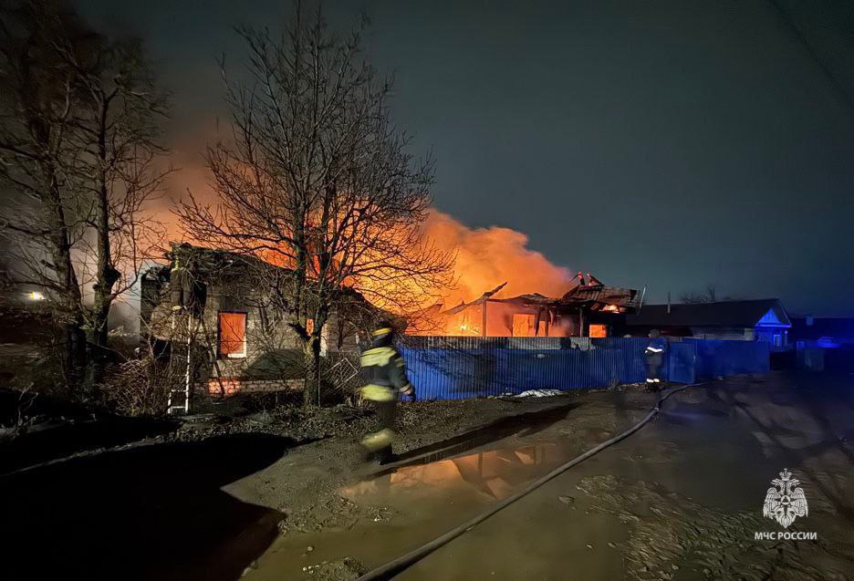 Ребенок погиб на пожаре в Михайловке двое взрослых и двое детей госпитализированы Сообщение о происшествии пожарные получили в 00 59 Горел деревянный дом размером 10x10 м Возгорание потушили спустя почти два часа Причина происшествия устанавливается сообщили в региональном Главке МЧС Подписаться Перейти на сайт MAX