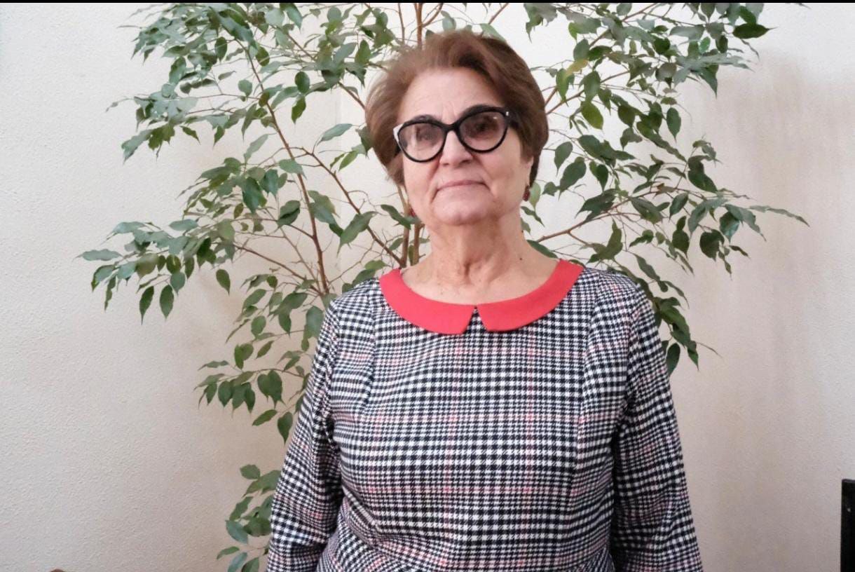 Совсем скоро будут определены финалисты программы «Доблесть Осетии» Член Общественного совета республиканской образовательной программы для участников специальной военной операции «Доблесть Осетии» Татьяна Днепровская рассказала о реализации программы в Северной Осетии. «В настоящее время я председатель Северо-Осетинского республиканского отделения Общероссийской общественной организации семей погибших защитников Отечества. Моя работа, моя миссия - увековечить память героев воинов, рассказать детям и молодежи о Героях России, которые ценой собственной жизни боролись за мир на земле. Недавно у меня появилась еще одна очень ответственная и приятная миссия. Я стала членом общественного совета региональной образовательной программы для участников специальной военной операции «Доблесть Осетии». Каждый из героев, прошедший через горнило войны, знает, как ценно сохранять мир. Воины, которые прошли все ступени отбора на программу, без сомнения наша доблесть. Каждый герой. По результатам отбора общественный совет, возглавляемый Главой РСО-Алания Сергеем Меняйло, определит финалистов. Успешно прошедшим конкурс предложат интенсивный образовательный курс профессиональной переподготовки. Финалистам будет дана возможность приумножить уже имеющиеся знания. Программа «Доблесть Осетии» про мир и созидание. Мы должны жить под мирным небом!»