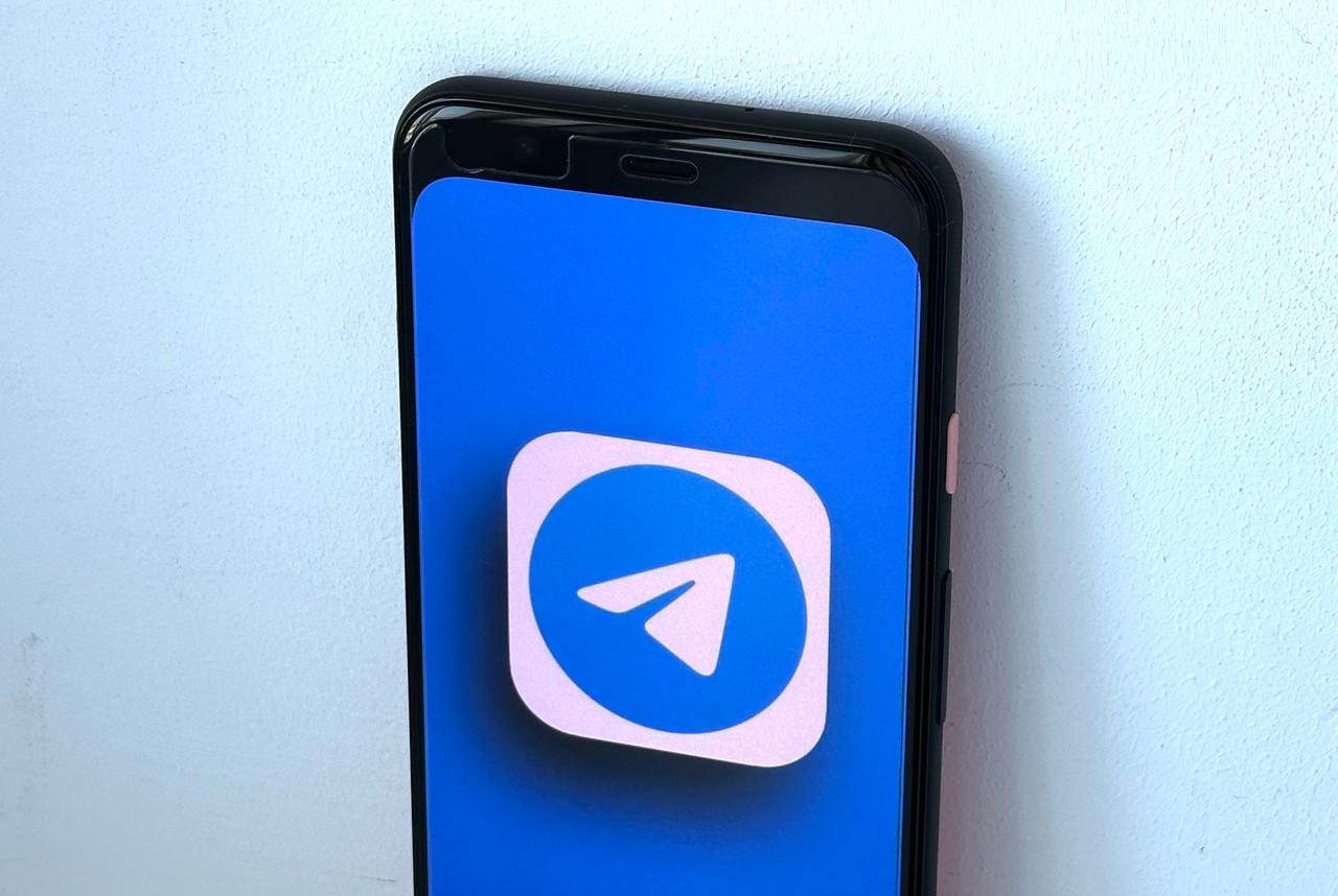 Telegram для Android получил четыре суперполезные опции. Владельцы айфонов завидуют  Команда разработчиков Telegram выпустила свежую бета-версию мессенджера для Android. В нем появились четыре очень полезные, а для некоторых долгожданные функции.   •  Время последнего редактирования. Теперь вы сможете увидеть не только сам факт редактирования в виде надписи «Изменено», но и точный день и дату, когда собеседник это сделал. Информация отобразится при одинарном нажатии на сообщение.  •  Добавление медиа. До сих пор Telegram не позволял добавить к посту или сообщению фото / видео, если изначально отправка была только с текстом. Теперь это можно сделать через обычную форму редактирования поста.  •  Хэштеги. В каналы вернулась опция локальных тегов. С недавних пор теги открывают глобальный поиск, но теперь если тег содержит название канала  к примеру, #iphone  , то поиск будет производиться только внутри этого канала.  •  Скачивание видео. Теперь можно выбрать разрешение ролика не только при отправке, но и при скачивании. Доступны варианты 480p, 720p, 1080p, исходное и автовыбор. Выбор качества доступен не всем роликам: об этой возможности подскажет специальный ярлык на видео.   Нововведения появились в Telegram 11.3.0 beta для Android. В версии для iOS перечисленные выше фичи пока не замечены.