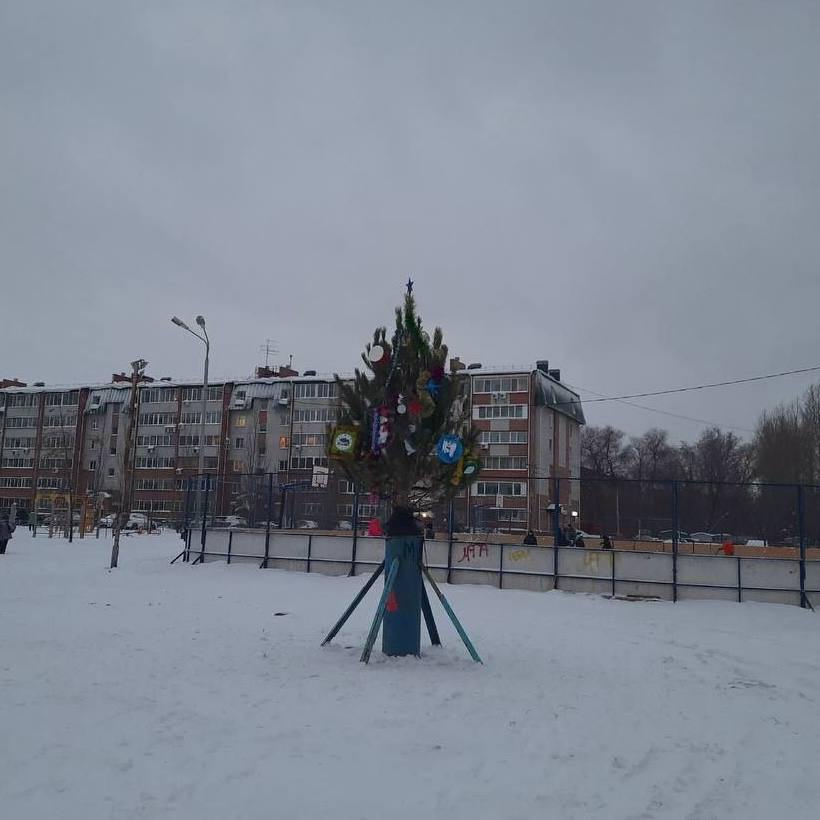 «Пробник ёлки!», «Стыд и срам!»  Такое новогоднее «чудо» установили на площади в посёлке Амурском  Омск .  В местной администрации рассказали, что дерево поставил и украсил социальный партнёр за свой счёт, без бюджетных вложений.    Подписаться   Прислать новость   Читать аналитику