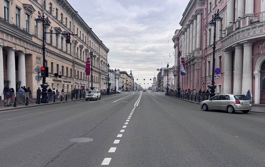 Ремонт на Невском проспекте в Петербурге стартует в августе Главная артерия Северной столицы скоро уйдет на масштабный дорожный ремонт. Однако автомобилистам не стоит сильно волноваться – перекрывать движение сразу на всем проспекте не планируют.