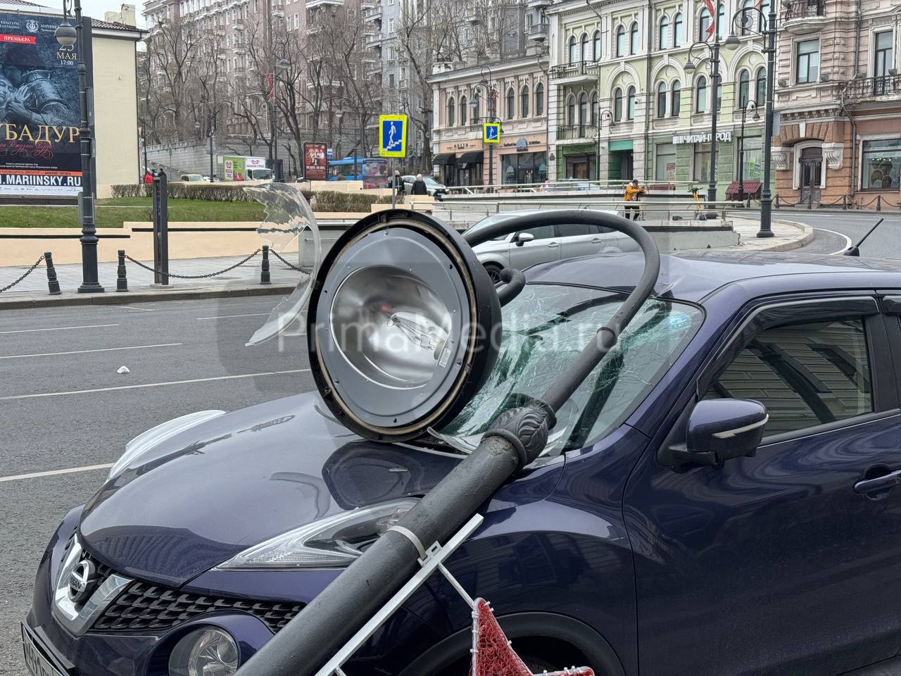 Ветер сегодня не щадит автомобили во Владивостоке Так на Светланской ветер "с корнем" вырывает фонарь и уложил его на припаркованное рядом авто, повредив авто лобовое стекло. Второц случай произошел на Кирова, 24, где фрагмент крыши прилетел на автомобиль.