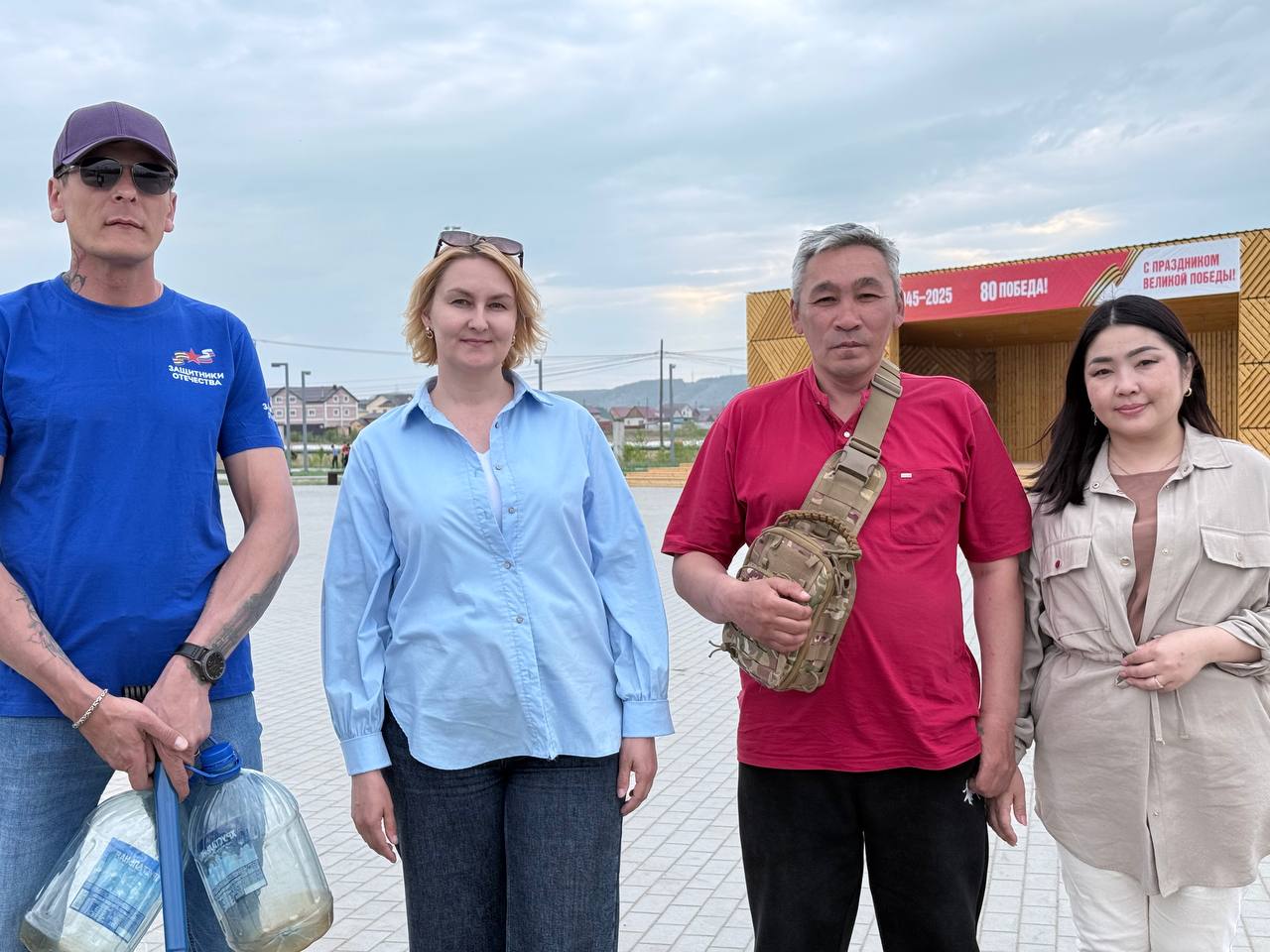 В Якутске ветераны боевых действий приняли участие в международной весенней акции «Сад памяти». В Парке Победы они высадили саженцы декоративного кустарника. В этом году проект приурочен к 80-летию Победы в Великой Отечественной войне. На сегодняшний день в Якутии в рамках акции «Сад памяти», которая проводится уже шестой год, высажено порядка 17 тысяч саженцев сосны, берёзы, ели и кедра. И эта цифра продолжает расти благодаря таким важным инициативам. Каждое растение — это не только память о войне, но и символ новой жизни. Акция решает и важные экологические задачи: сохраняет и восстанавливает утраченные леса, озеленяет города. В масштабах всей России планируется высадить 27 миллионов деревьев — по числу жертв Великой Отечественной войны. Каждое из них станет живым памятником погибшим в борьбе с фашизмом. «Участвую в этой акции с прошлого года, — поделился ветеран СВО и социальный координатор филиала Фонда Алексей Л. — Это наш вклад в память о подвиге нашего народа».