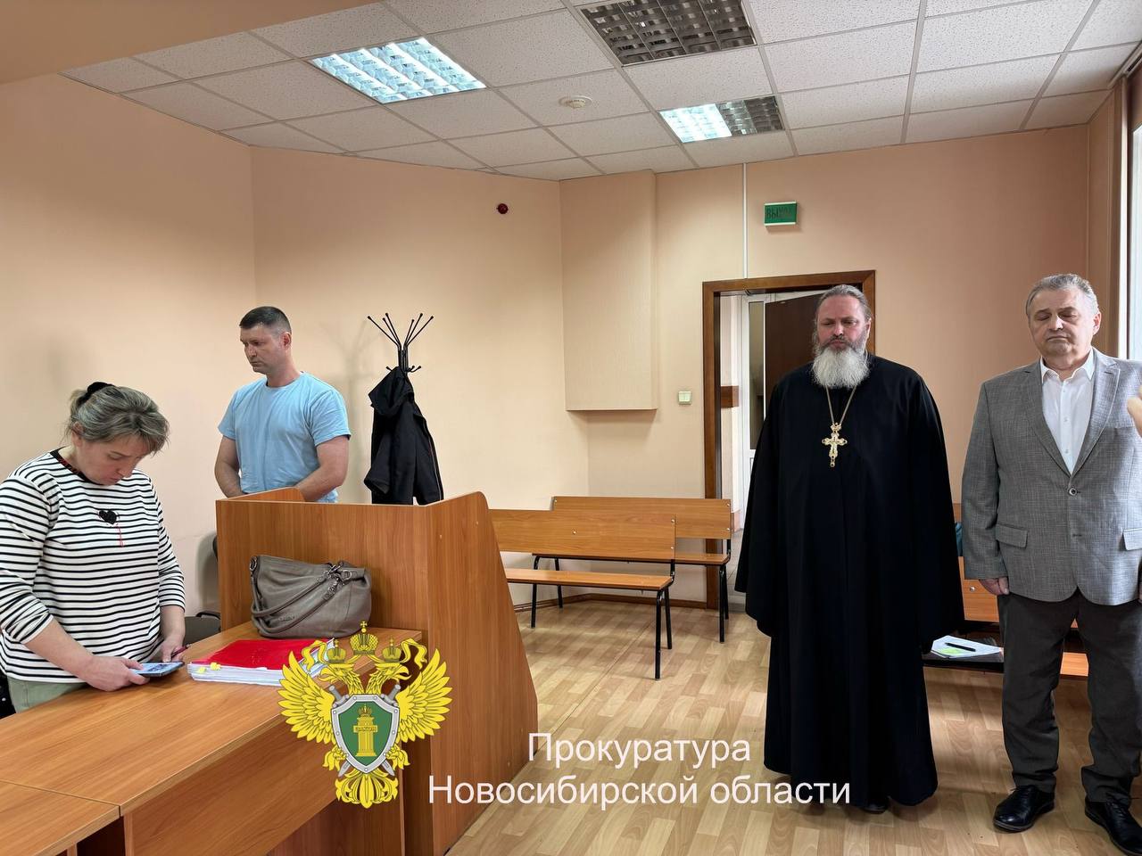 Ничего святого: в Новосибирске к реальному лишению свободы осужден местный житель за мошенничество Железнодорожным районным судом Новосибирска вынесен приговор по уголовному делу в отношении 40-летнего местного жителя. Он признан виновным по двум преступлениям, предусмотренным ч. 4 ст. 159 УК РФ мошенничество, совершенное группой лиц по предварительному сговору, в особо крупном размере . Судом установлено, что подсудимый совместно с иным лицом, уголовное дело в отношении которого выделено в отдельное производство, в период с 2019 по 2020 гг., путем обмана и злоупотребления доверием представителей религиозных организаций, заключили с ними договоры на изготовление четырех бревенчатых храмов из «Ангарской сосны», строить которые они не намеривались. Денежные средства, полученные от религиозных организаций в качестве предоплаты по всем договорам в сумме более 9 млн рублей, злоумышленники похитили, распорядившись ими по собственному усмотрению. При этом закупив для создания видимости деятельности, лишь материал на строительство одного храма, из которого в последующем построили баню. Суд назначил виновному наказание в виде лишения свободы сроком на 5 лет с отбыванием в исправительной колонии общего режима.