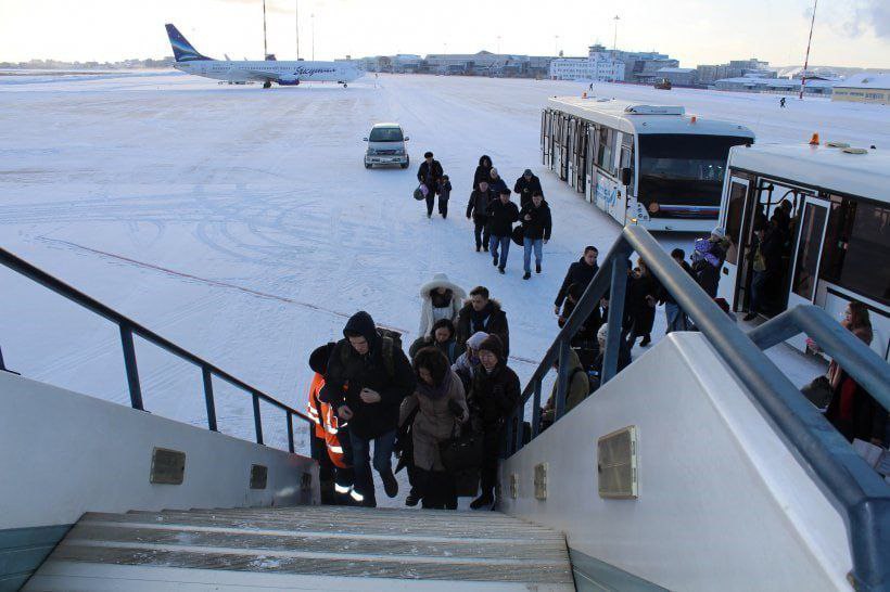 В Якутии госслужащего уволили за утрату доверия после проверки транспортной прокуратуры.  Выяснилось, что с 2022 года он незаконно продавал субсидированные авиабилеты — многократно бронировал и оформлял их с одного аккаунта. За три года служащий получил более 1,1 млн рублей прибыли. Его привлекли к административной ответственности и уволили из-за утраты доверия.   Источник