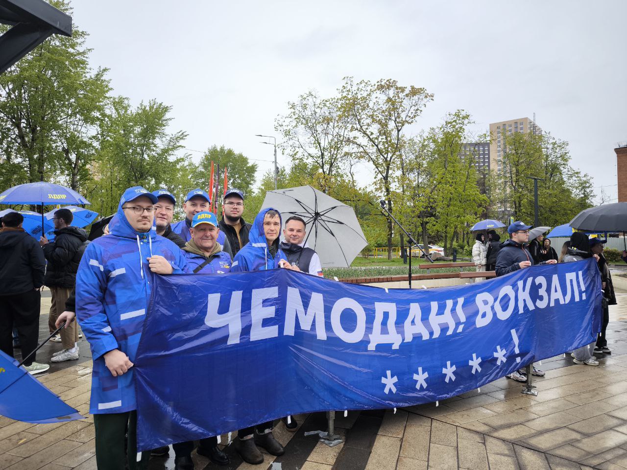 Первомайский митинг в этом году ЛДПР провела в необычном месте - в подмосковных Котельниках, где находится самое большое в столичной агломерации мигрантское гетто рядом - печально известный "Садовод" . Исходя из локации и лозунги соответствующие.