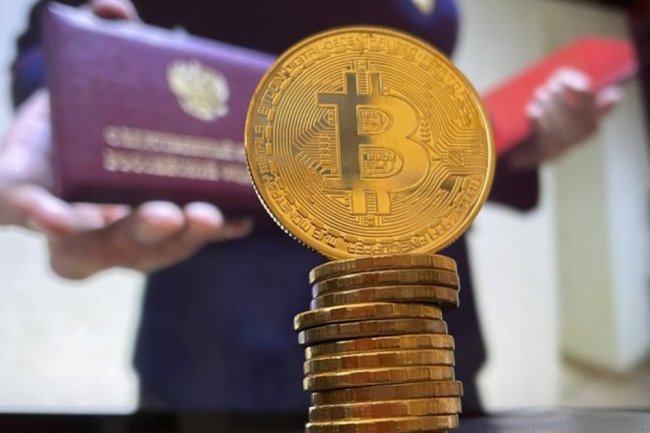 Госдума приняла закон направленный на регулирование вопросов изъятия цифровой валюты в рамках уголовного процесса Документ прошел третье чтение Как объяснил глава комитета Павел Крашенинников принятие такого закона позволит устранить правовой вакуум и создаст действенные механизмы для работы правоохранительных органов с современными цифровыми активами основываясь на международных рекомендациях и успешном опыте зарубежных правопорядков Несмотря на то что в ряде законов цифровая валюта уже признана имуществом в уголовном и уголовно процессуальном праве ее статус до сих пор не был закреплен что осложняло расследование преступлений и обеспечение имущественных требований объяснили в комитете Для решения этой проблемы было предложено  признать цифровую валюту имуществом для целей Уголовного и Уголовно процессуального кодексов РФ  дополнить УПК РФ новой статьей регламентирующей действия следователя при обнаружении цифровой валюты подлежащей изъятию  наделить органы расследования полномочиями по изъятию активов двумя способами либо путем изъятия физических носителей серверов компьютеров холодных кошельков либо путем перевода валюты на специальный адрес идентификатор для обеспечения ее сохранности  закрепить механизм наложения ареста на цифровую валюту в целях последующей конфискации или обеспечения гражданского иска Подписаться на Российскую газету в Читать нас в MAX