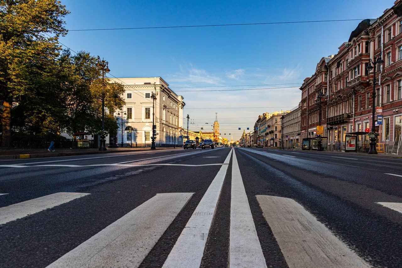 Ремонт Невского проспекта продлится с 3 августа по 3 сентября. Ордера на этот срок выданы ГАТИ. Рабочие обновят проезжую часть и покрытия мостов на участке главной артерии Петербурга от Адмиралтейского проезда до площади Восстания. Ограничения будут вводиться поэтапно. Сейчас разрабатывается наиболее оптимальная схема организации движения. Фото: СПб ГБУ «ГТИБ»