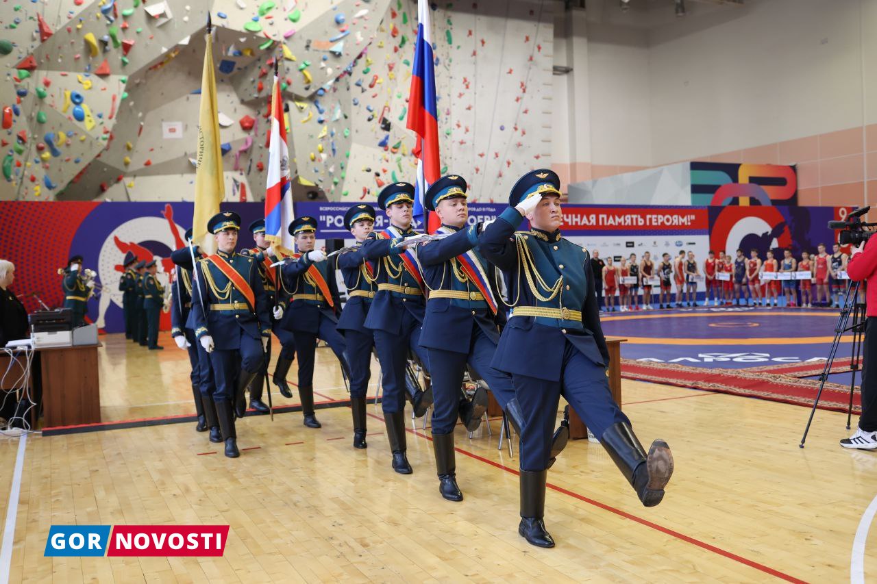 В Красноярске стартовали соревнования по греко-римской борьбе «Россия – Родина героев»  16+   Они посвящены памяти погибших выпускников военно-инженерного института СФУ. За два дня поединков на ковер выйдут около 200 борцов со всей страны. Впервые в состязаниях такого уровня примут участие спортсмены из Луганской и Донецкой республик.  Сегодня на церемонии открытия выступили оркестр, танцевальные коллективы, а также хор. Военные представили технику и выставку картин, посвященную солдатам.  Фото: Михаил Шуклин