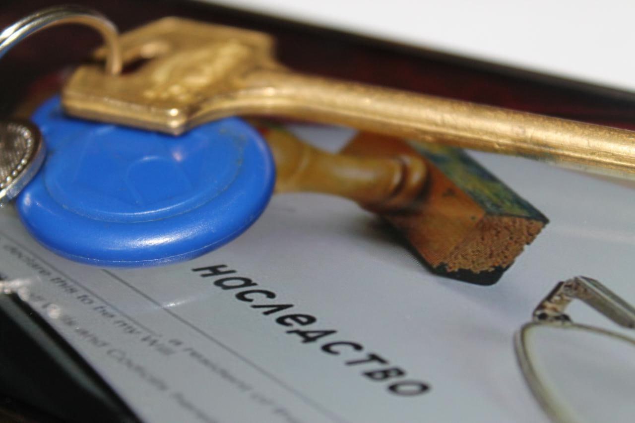 В России будут сообщать наследникам о долгах умершего Закон вступит в силу с 24 ноября сообщила депутат Ирина Панькина Теперь нотариус будет обязан обращаться в Центральный каталог кредитных историй при открытии наследственного дела и проверять наличие долгов у наследователя О наличии или отсутствии долгов нотариус должен будет рассказать наследникам Предполагается что извещение будет происходить с помощью письма по адресу места жительства или электронной почты либо при личной явке к нотариусу Новый закон поможет принять более взвешенное решение о вступлении в наследство или отказе от него Подписаться на truekpru Читать нас в MAX