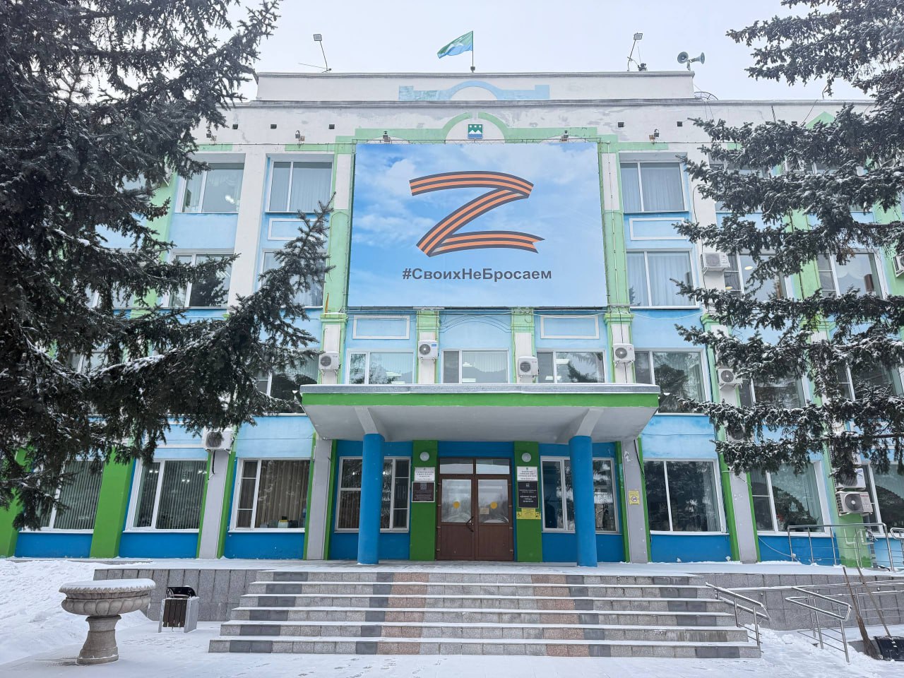 В Белогорске 9 декабря с 8 утра введён режим Повышенная готовность Соответствующее распоряжение подписал глава Белогорска Станислав Мелюков Мера принята по итогам рабочей встречи с регоператором по кластеру 2 Об этом глава рассказал накануне в своем телеграм канале Действие режима продлится до особого распоряжения в целях предупреждения чрезвычайной ситуации связанной с угрозой ухудшения санитарно эпидемиологической обстановки на территории а также ликвидации мусорных навалов вокруг контейнерных площадок во дворах многоквартирных домов и контейнерных площадок расположенных в зоне индивидуальной жилищной застройки образовавшихся за период смены регоператора и недели работы нового Заместителю главы по ЖКХ Ольге Алексеевой поручено определить подрядчиков на выполнение работ В первой половине дня в Управлении ЖКХ состоялось рабочее совещание с участием потенциальных исполнителей Озвучено что в настоящее время в Белогорске в жилом секторе функционирует 426 площадок для ТКО Уборка мусора будет производиться за счет средств резервного фонда Администрации Белогорска Отчет о выполненной работе будет направляться в Управление ЖКХ а далее регоператору по кластеру 2 Для ликвидации возможных последствий главой поручено усилить контроль за санитарно эпидемиологической обстановкой на территории города а также организовать взаимодействие с дежурными службами Контроль за исполнением распоряжения возложен на заместителя главы по общественной безопасности Михаила Дьяченко